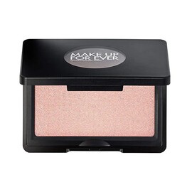 Menininkas veido pudra...